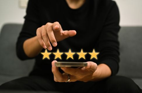 person reviewing an addiction treatment center online - Online Reviews